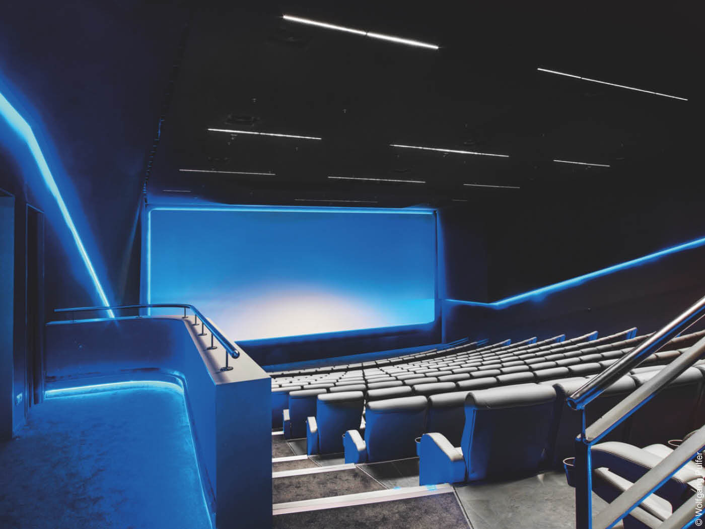 Kino mit blauer Beleuchtung