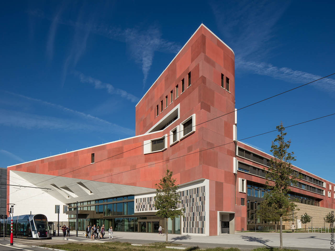 Nationalbibliothek Luxemburg mit roter Fassade