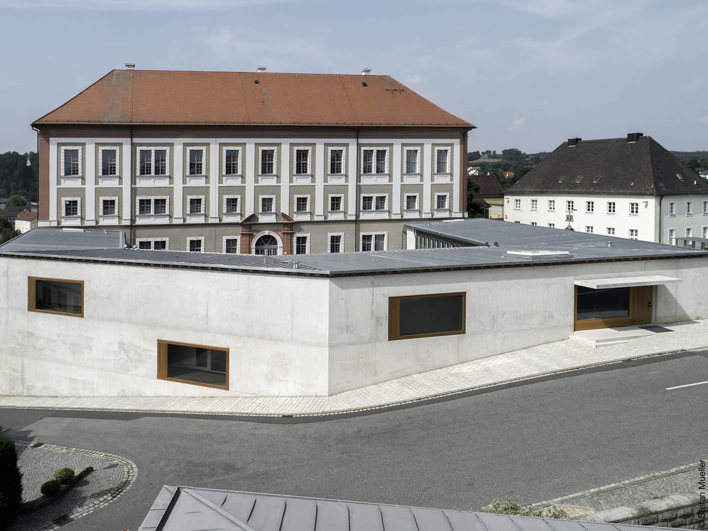 Betonfassade am Landratsamt Neustadt an der Waldnaab