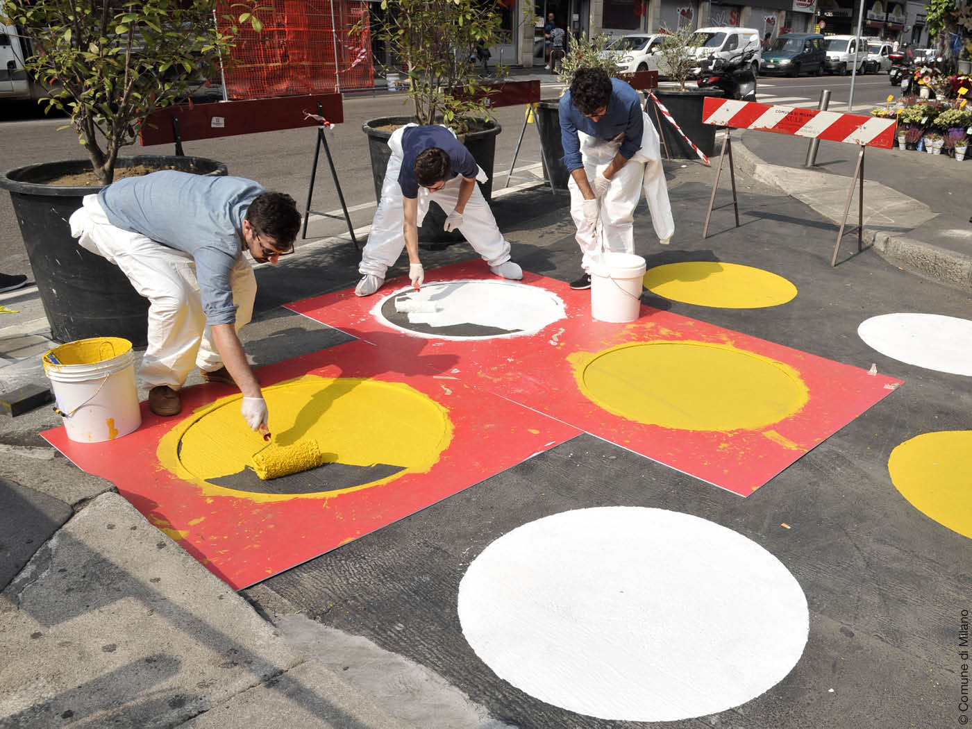Helfer malen große Punkte auf die Straße