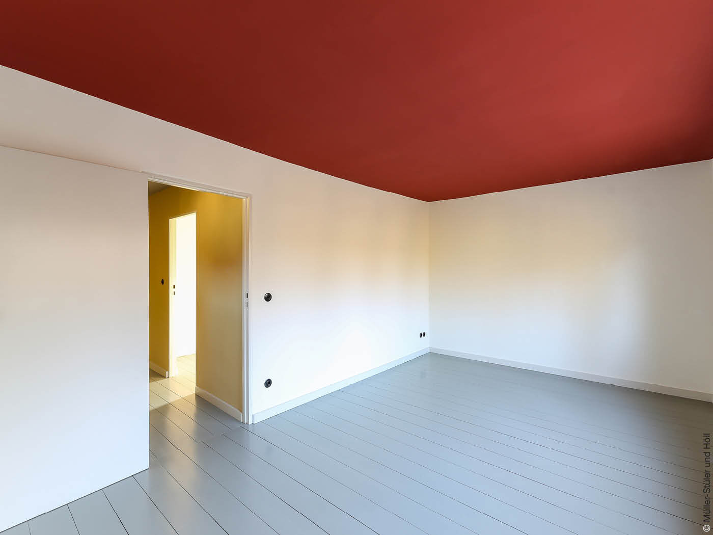 Zimmer mit roter Decke im Haus Pungs