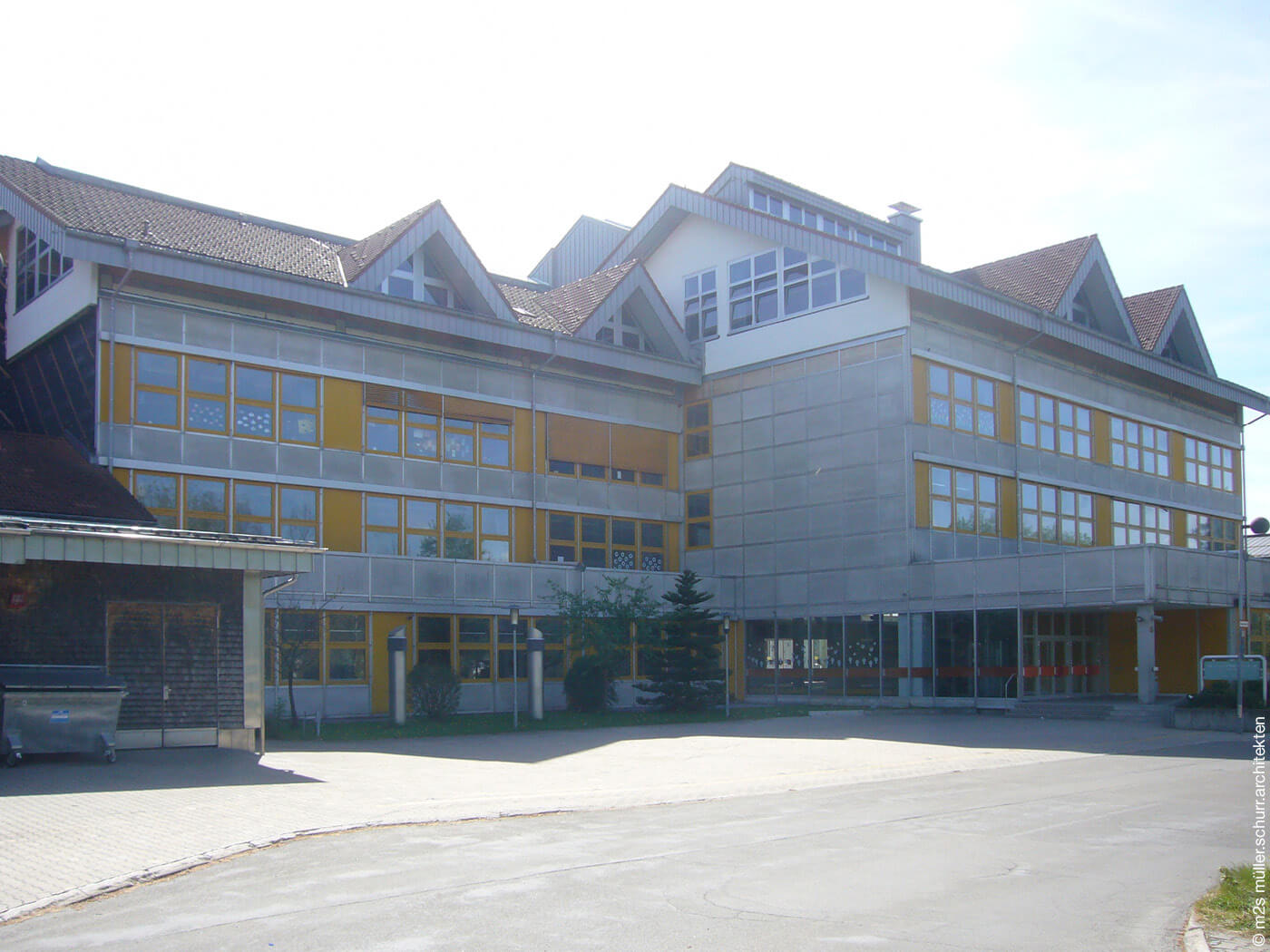 Schulgebäude mit gelber Fassade