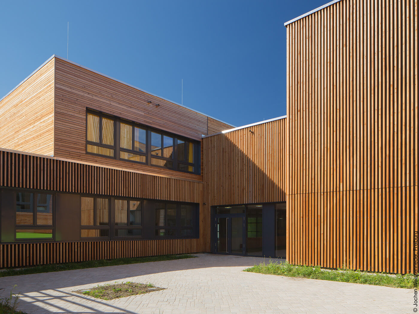 Schulgebäude mit Holzfassade