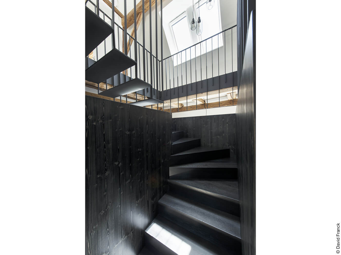 Treppe aus schwarzem Holz