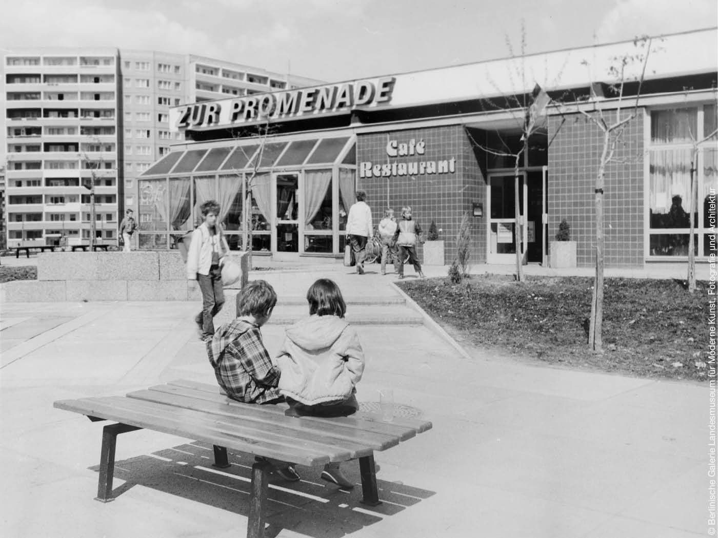 Foto nach 1985 von Kindern vor dem Café und Restaurant der Marzahner Promenade