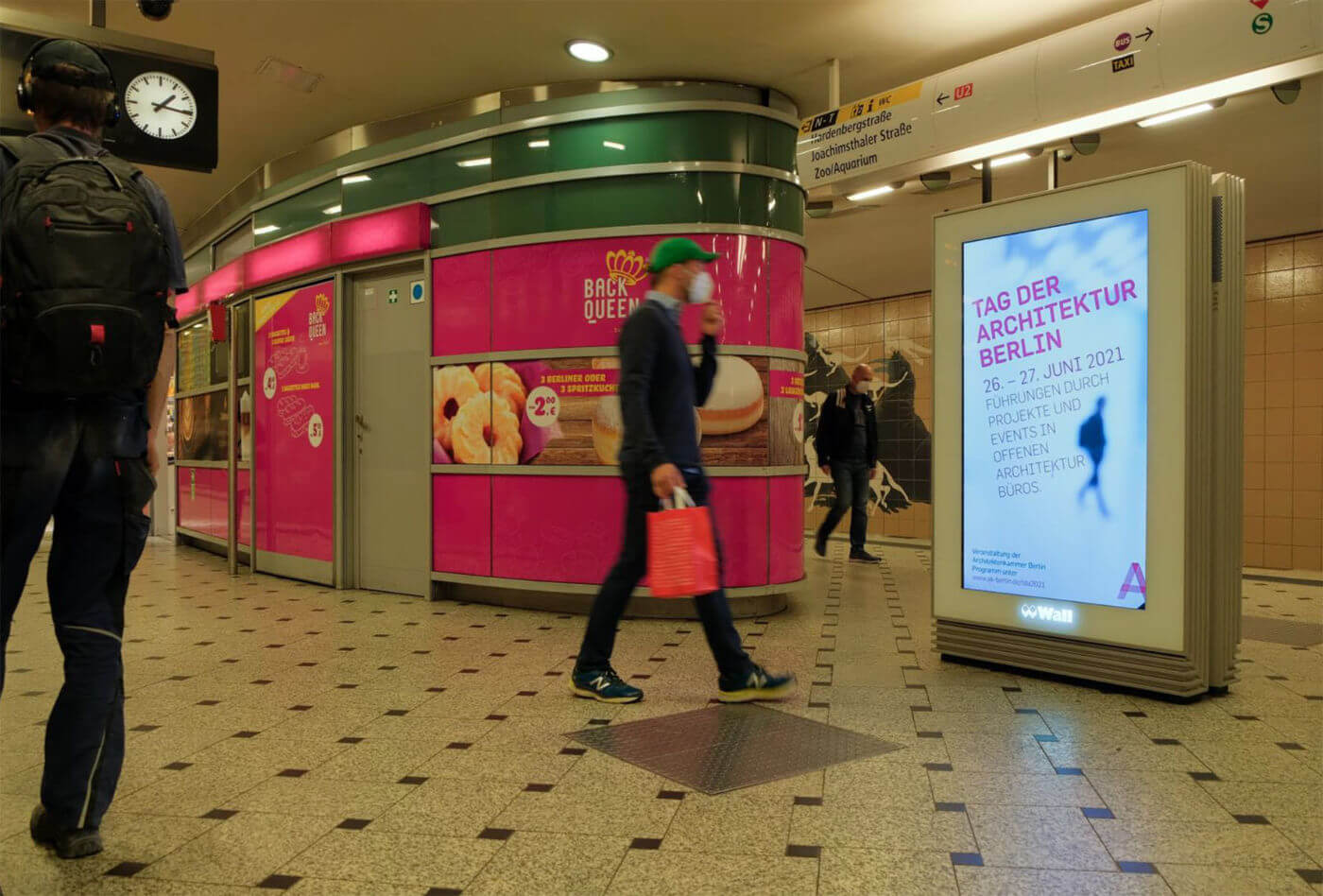 Ubahnhof mit Werbung für Tag der Architektur
