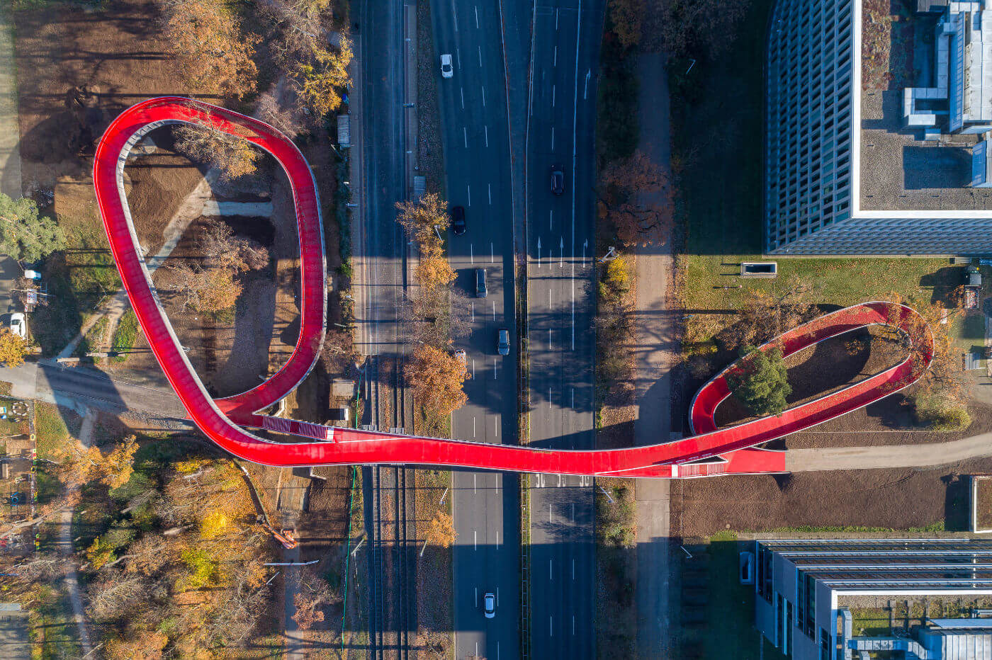 Rote Fußgängerbrücke Luftbild