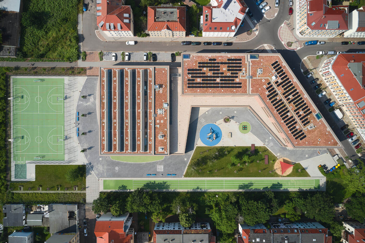 Luftbild Dach mit Solarzellen