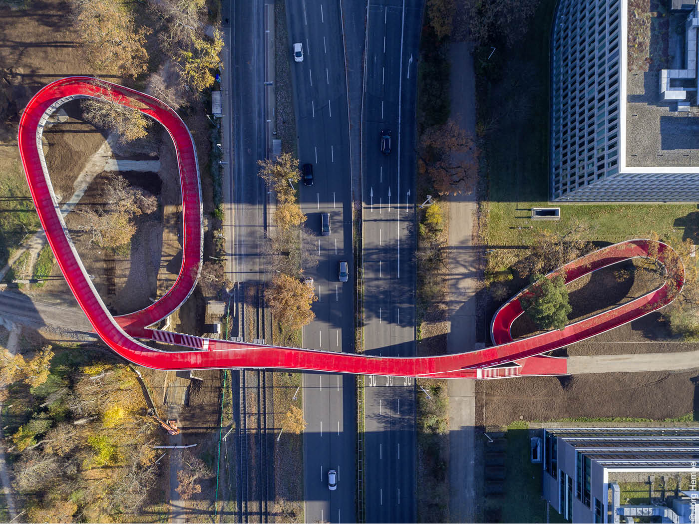 Geschlängelte rote Fußgängerbrücke aus der Luft