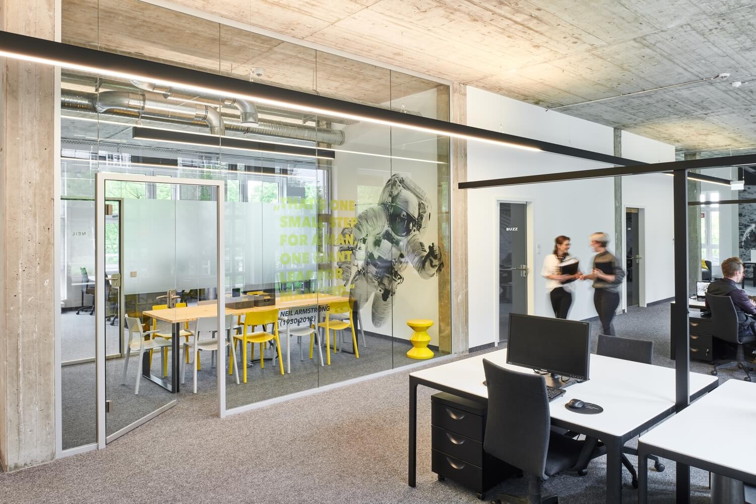 Offenes Office mit transparent abgeschirmten Meetingraum