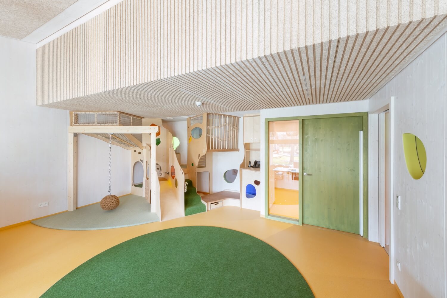Spielraum mit Holzeinbauten in Kindertagesstätte