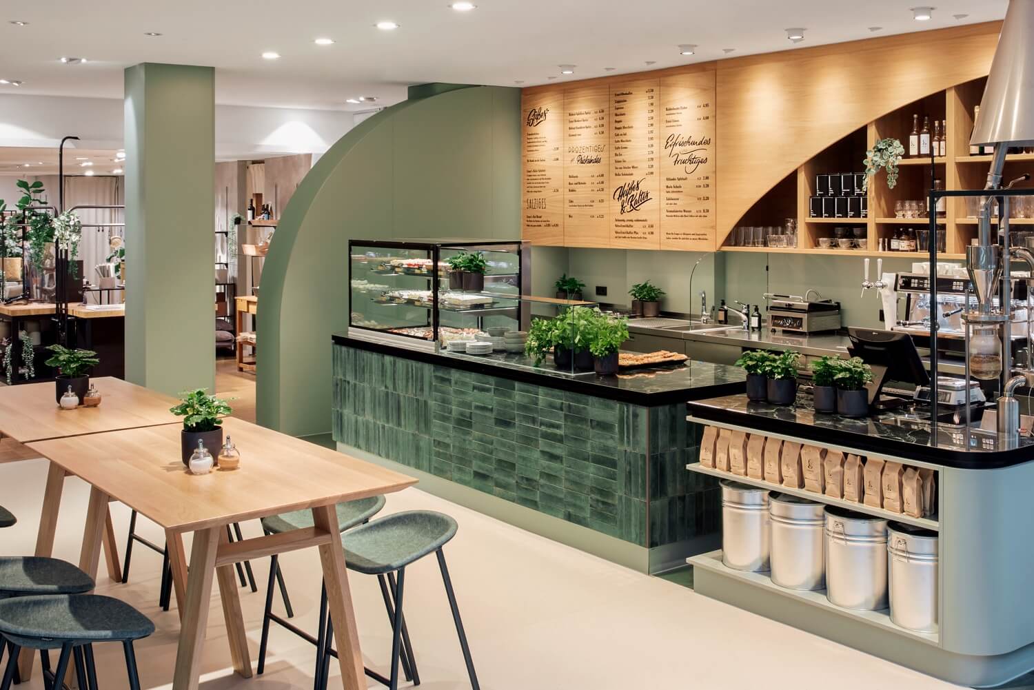 Café Ernst gestaltet mit Holzelementen und natürlichen Grüntönen