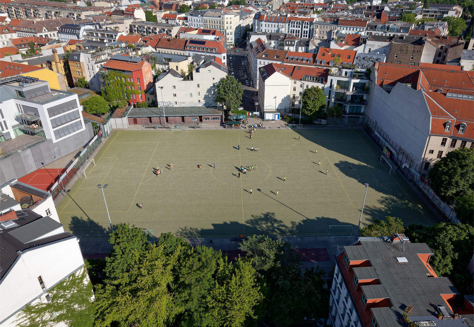 Luftbild Fußballplatz zwischen Häusern