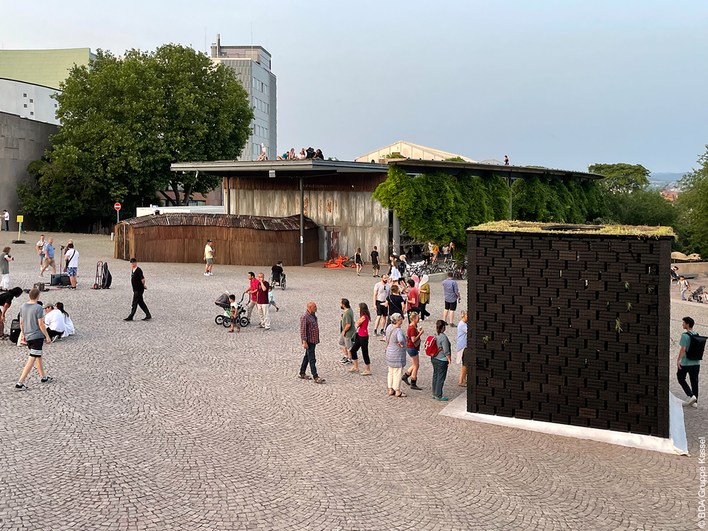 Bauwerk der documenta fifteen auf einem öffentlichen Platz