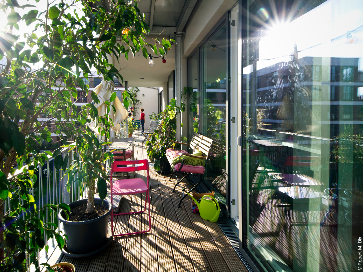 Balkon mit Pflanzen und Gartenmöbeln