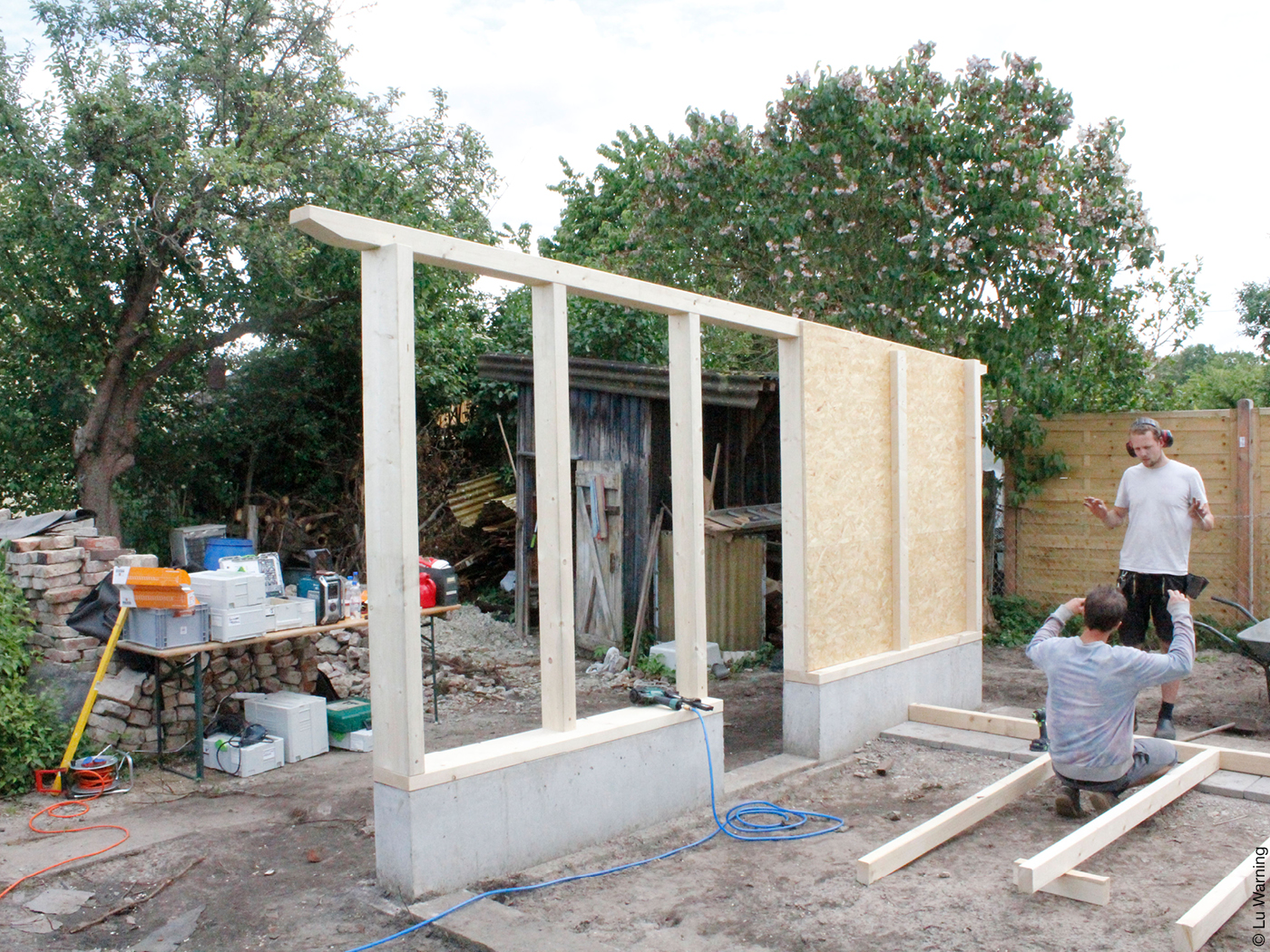 Aufbau einer Holzkonstruktion auf Betonsockel