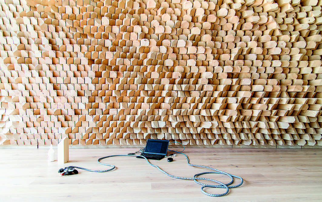 Wand aus angespitzten Holzstäben