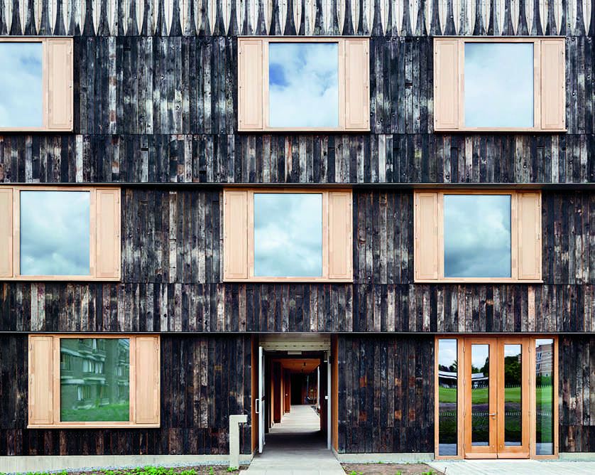 Haus mit dunkler Holzfassade