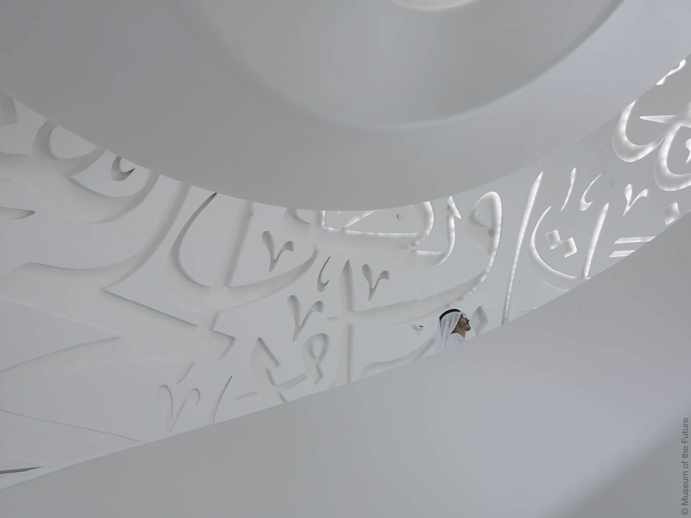 Weiße Treppe mit Kalligraphie an Wand