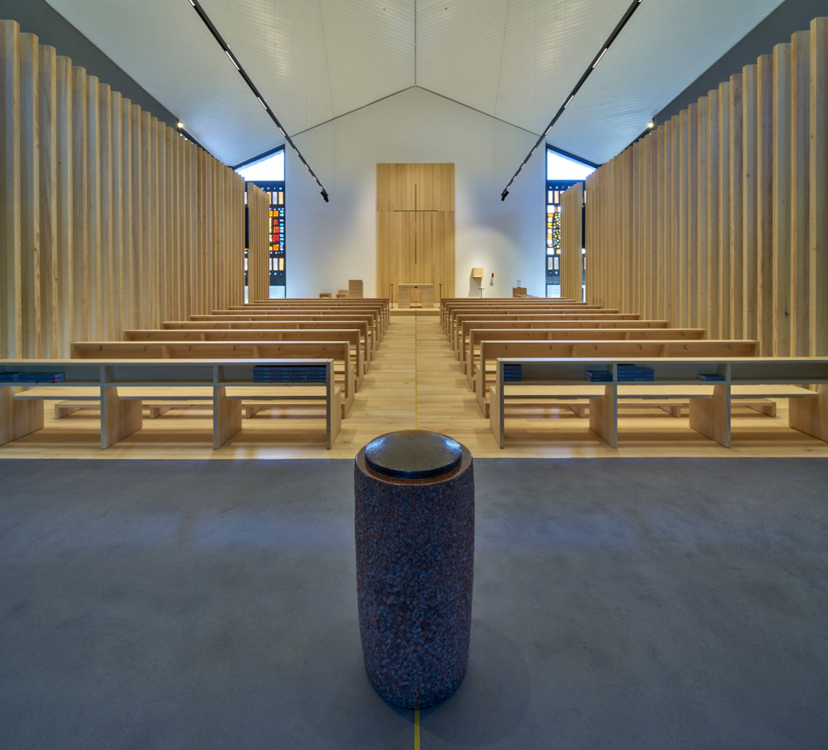 Moderne Kirche mit Sitzbänken aus Holz