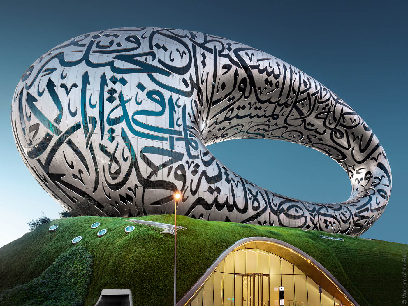 Museum of the Future Dubai auf grünem Hügel