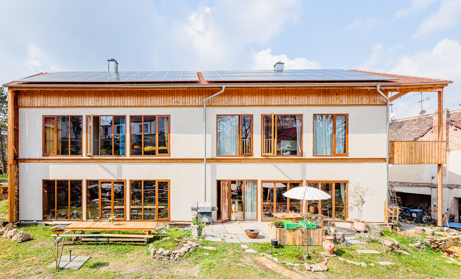 Haus aus Strohballen mit Holzfassade