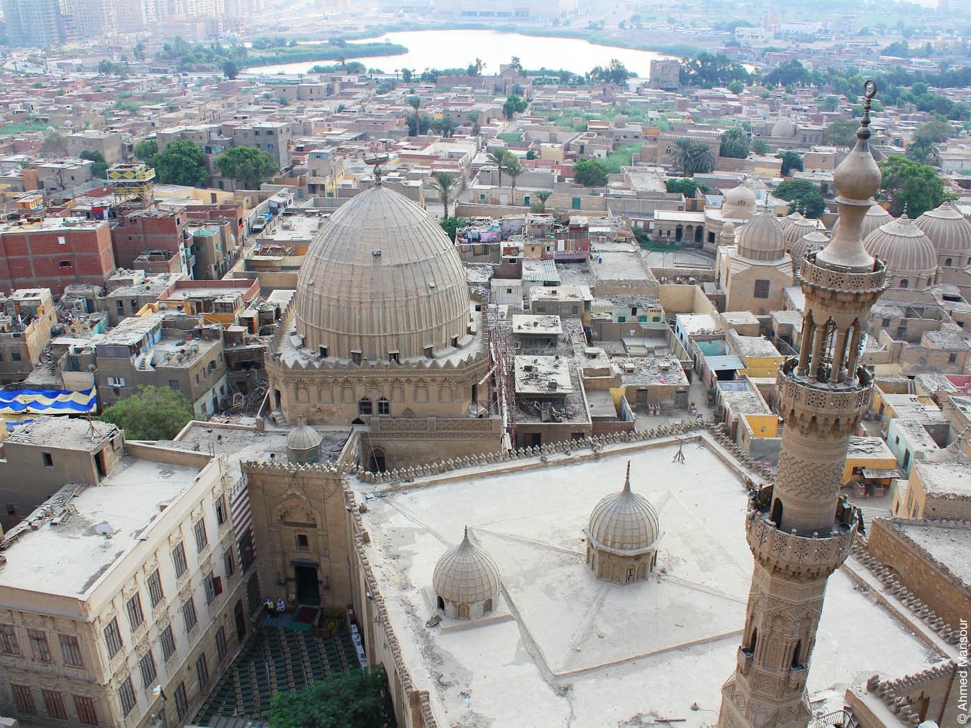 Blick von oben auf eine Moschee
