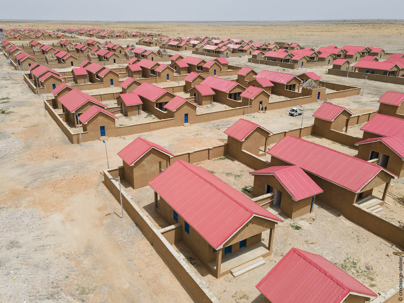 Häuser mit rosa Dächern in der Wüste