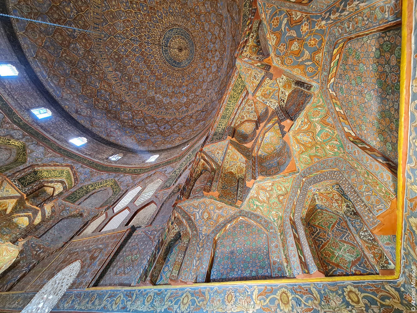 Blick in die Kuppel einer Mosche mit Fliesenkunst