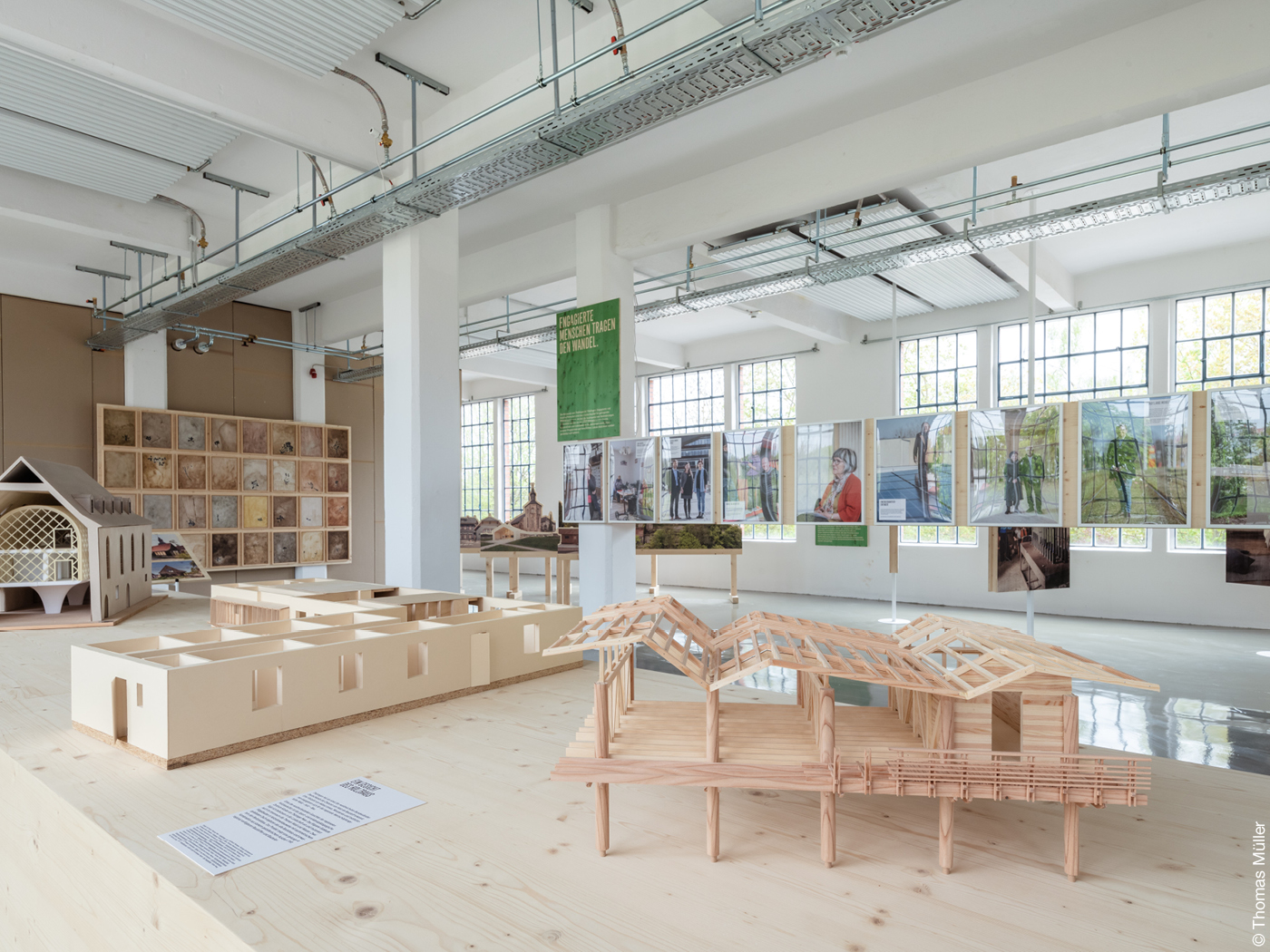Ausstellungsraum der IBA Thüringen mit Holzmodellen