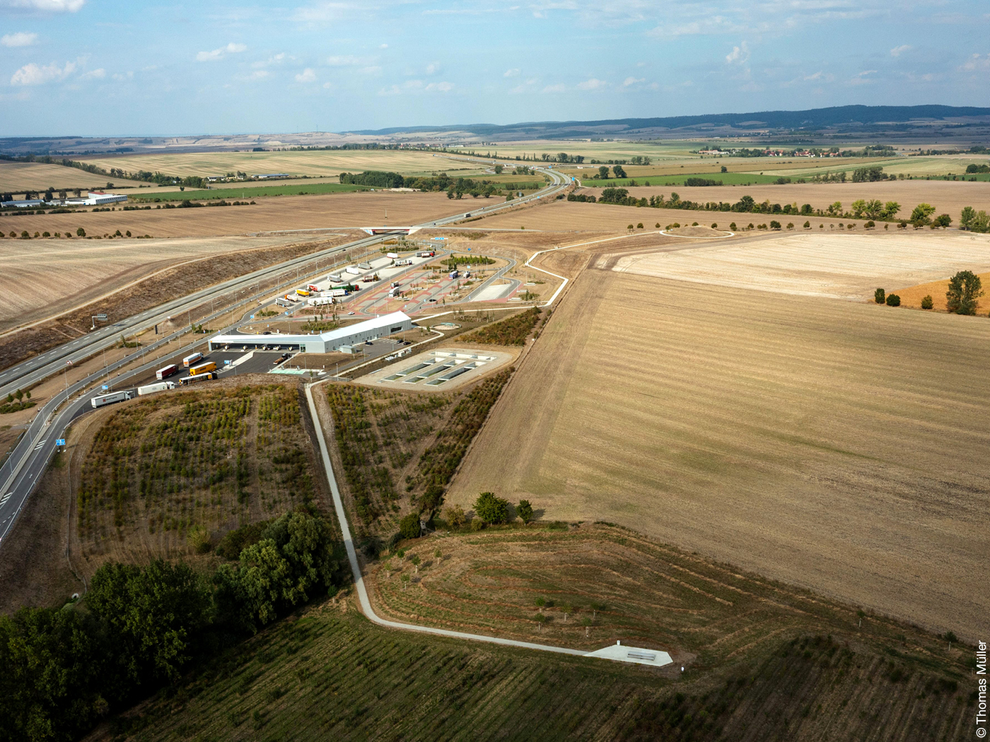 Luftbild Rastanlage Leubinger Fürstenhügel mit Feldern