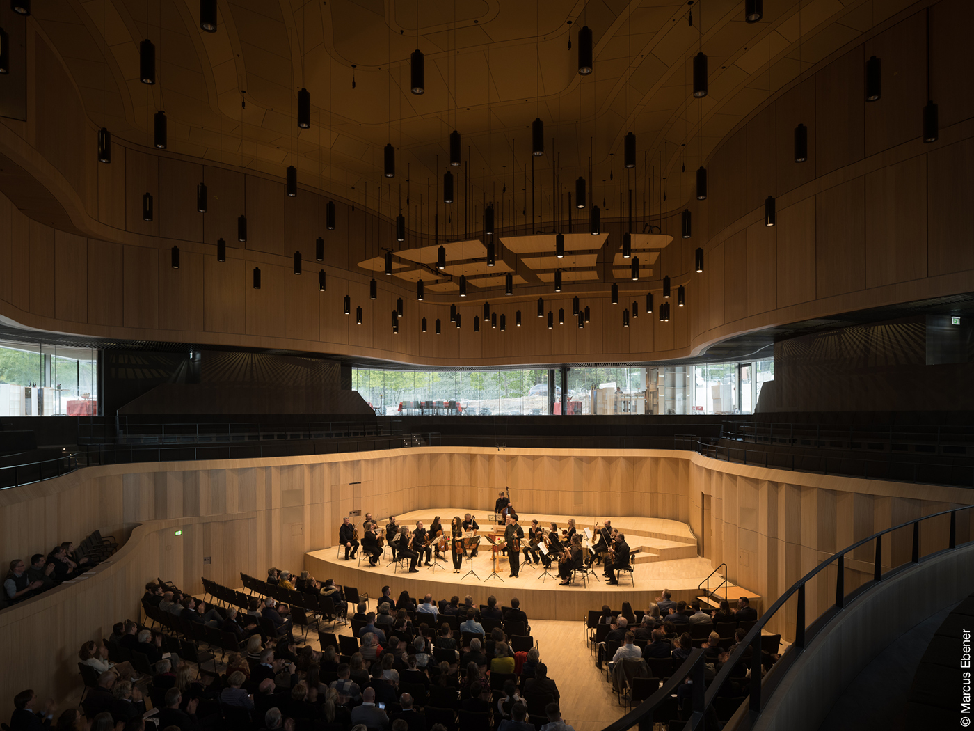 Orchester und Publikum im Innenraum Konzertsaal Kronberg