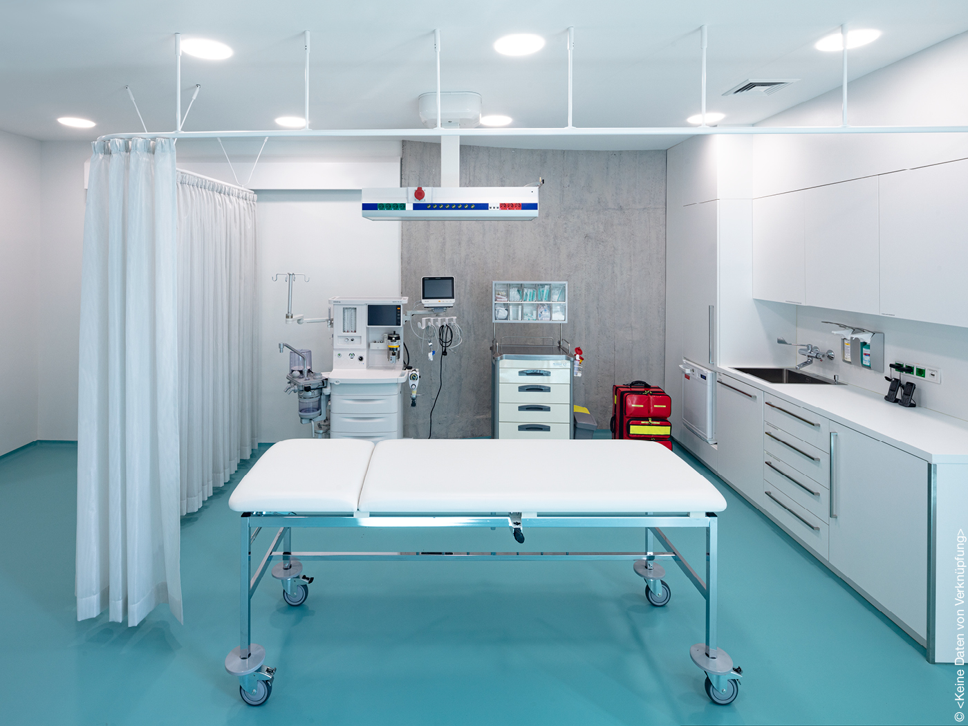 Behandlungsraum in Klinik mit blauem Fußboden