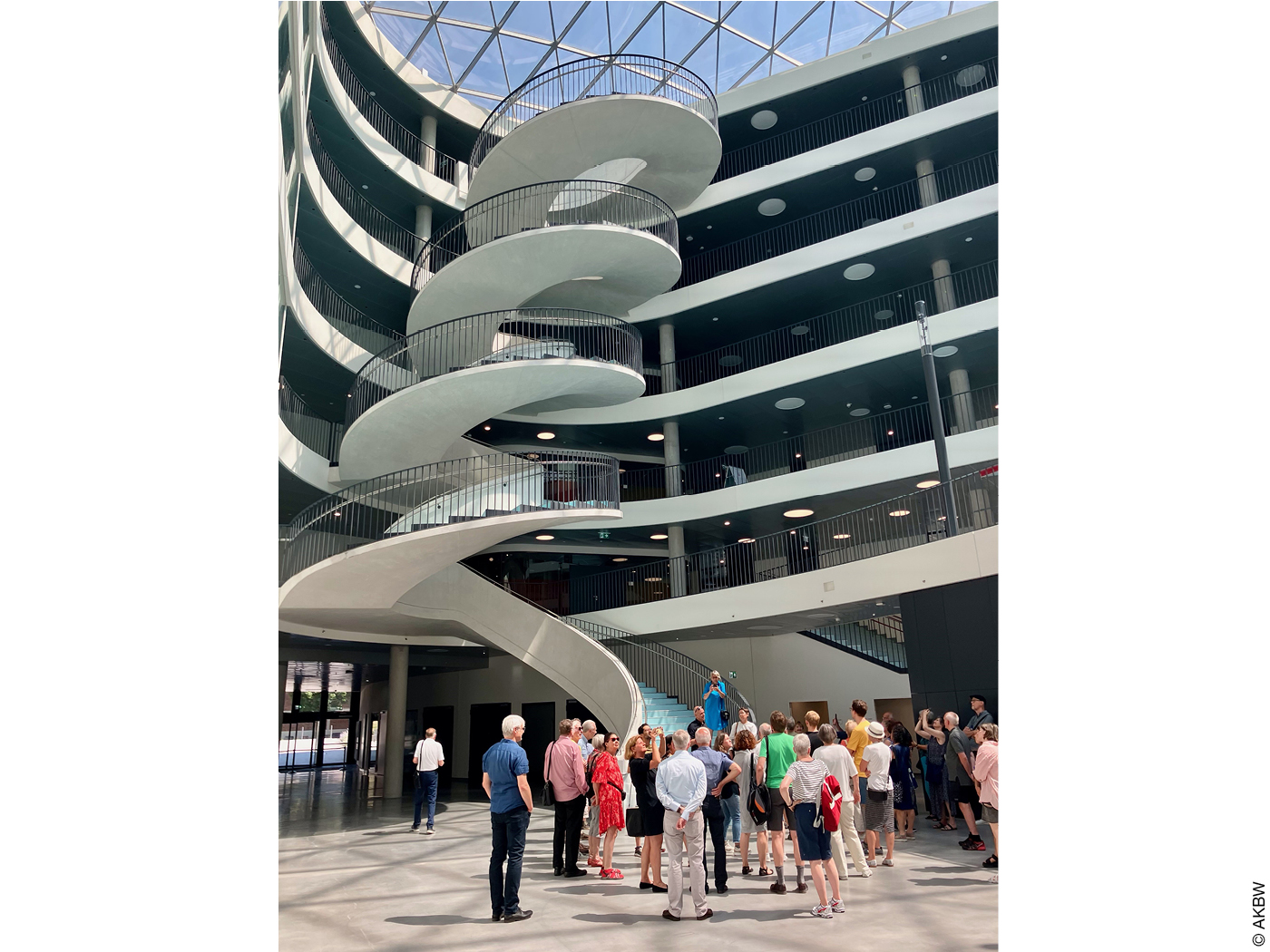 Besucher vor Spiraltreppe am Tag der Architektur