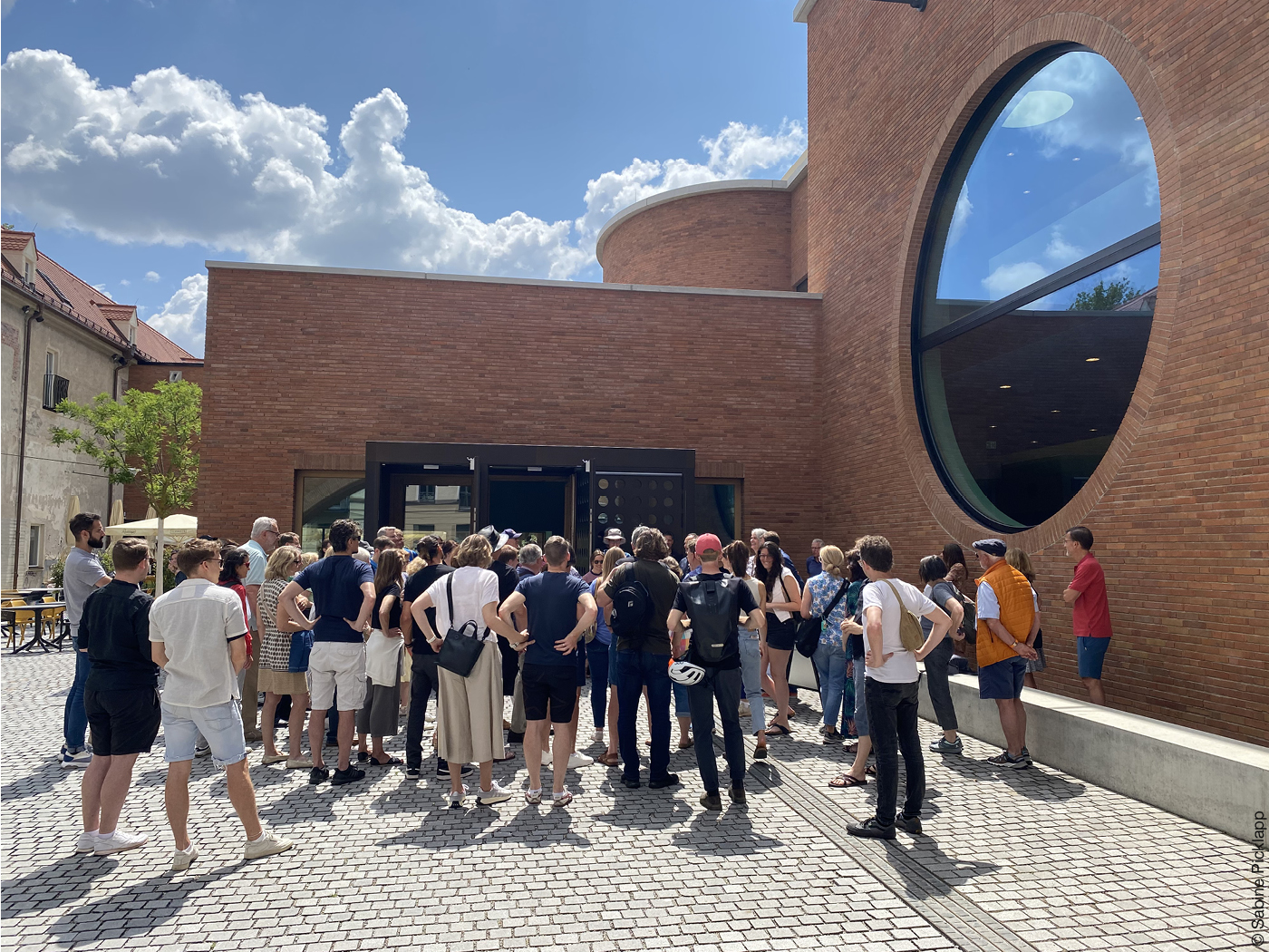 Besucher vor dem Münchner Volkstheater am Tag der Architektur