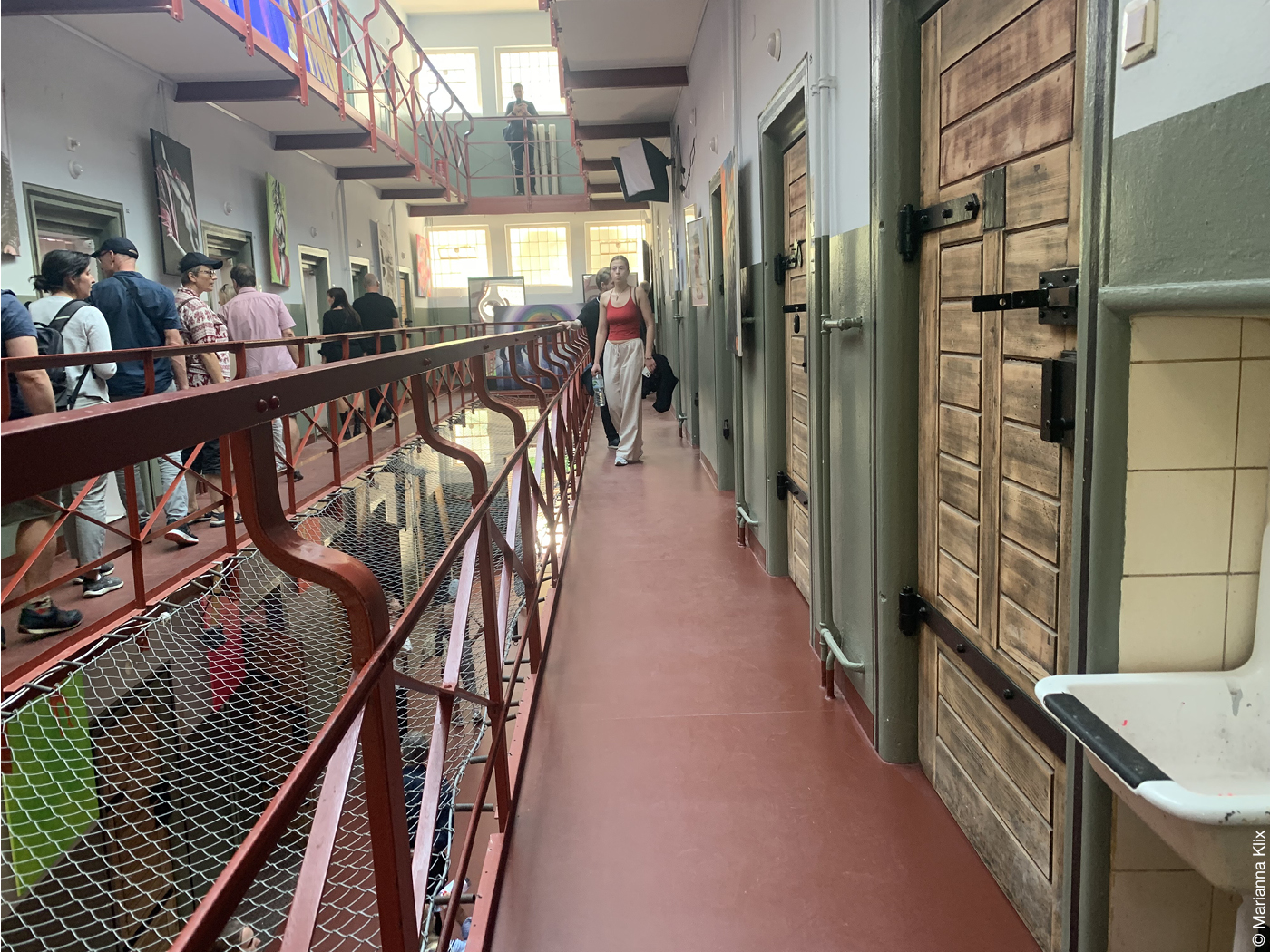 Besucher in einem ehemaligen Gefängnis am Tag der Architektur