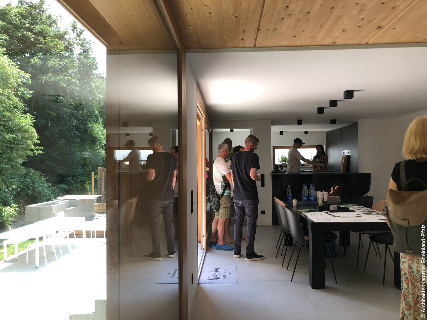 Besucher in einem Mainzer Wohnhaus am Tag der Architektur