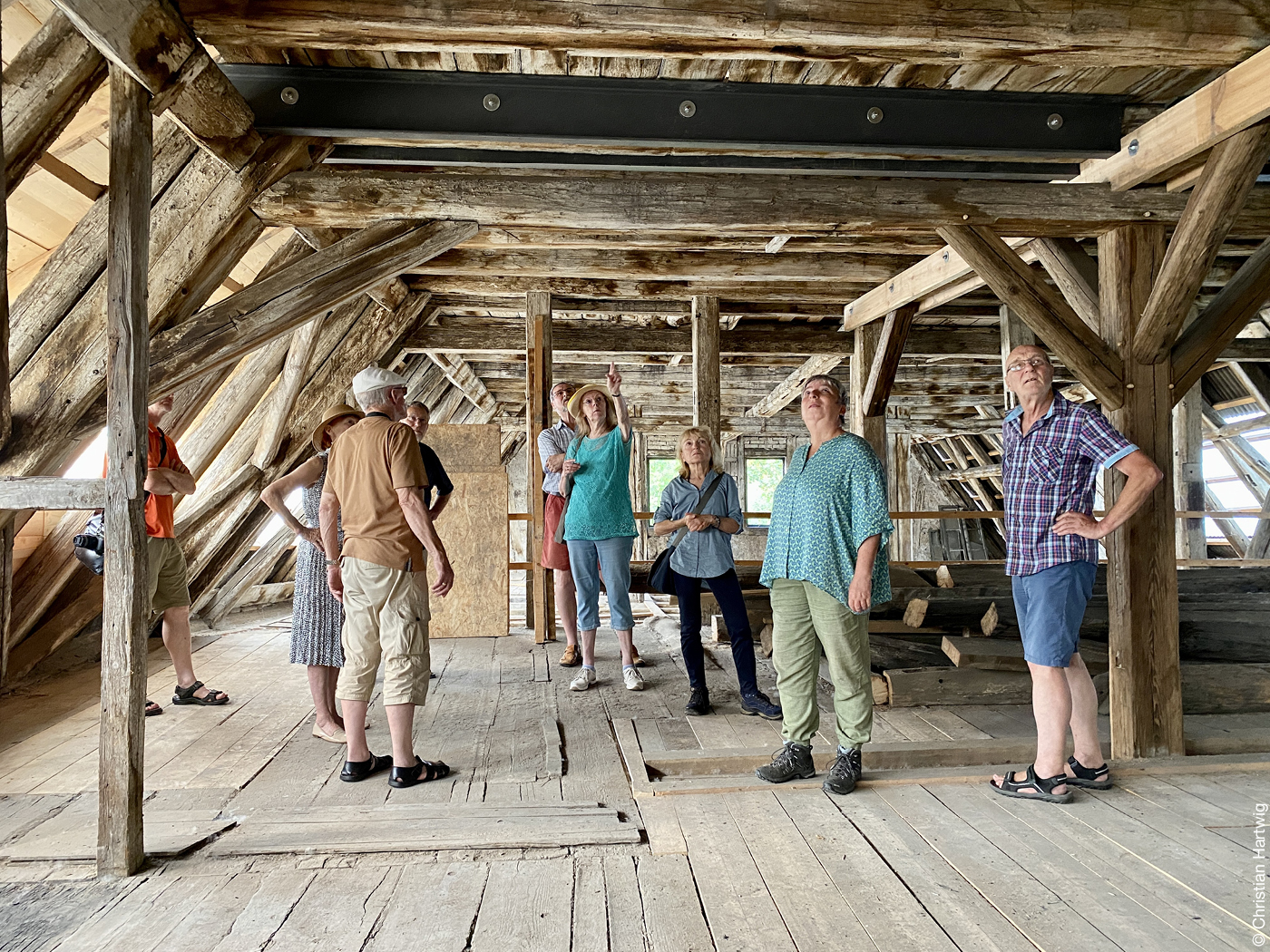 Tag der Architektur in Halle Saale: Besucher in einem alten Dachstuhl