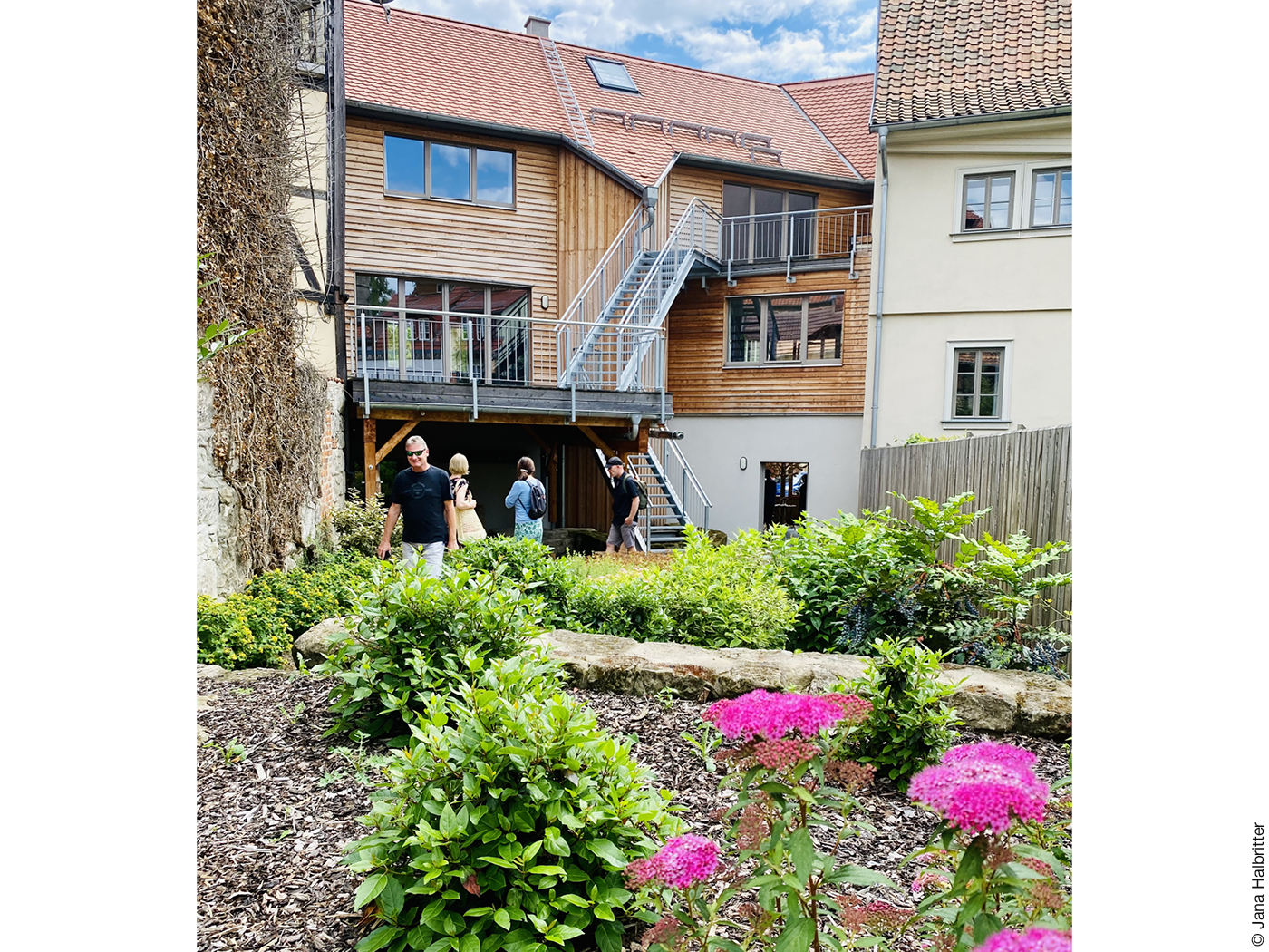 Besucher im Garten einen Wohnhauses in Sachsen-Anhalt am Tag der Architektur