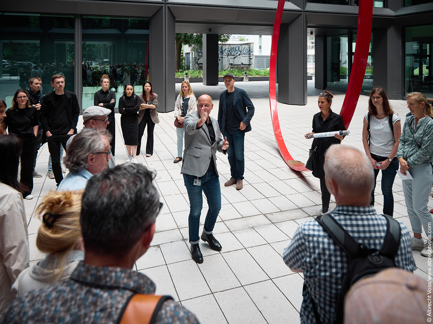 Besucher bei der SachsenEnergie in Dresden am Tag der Architektur