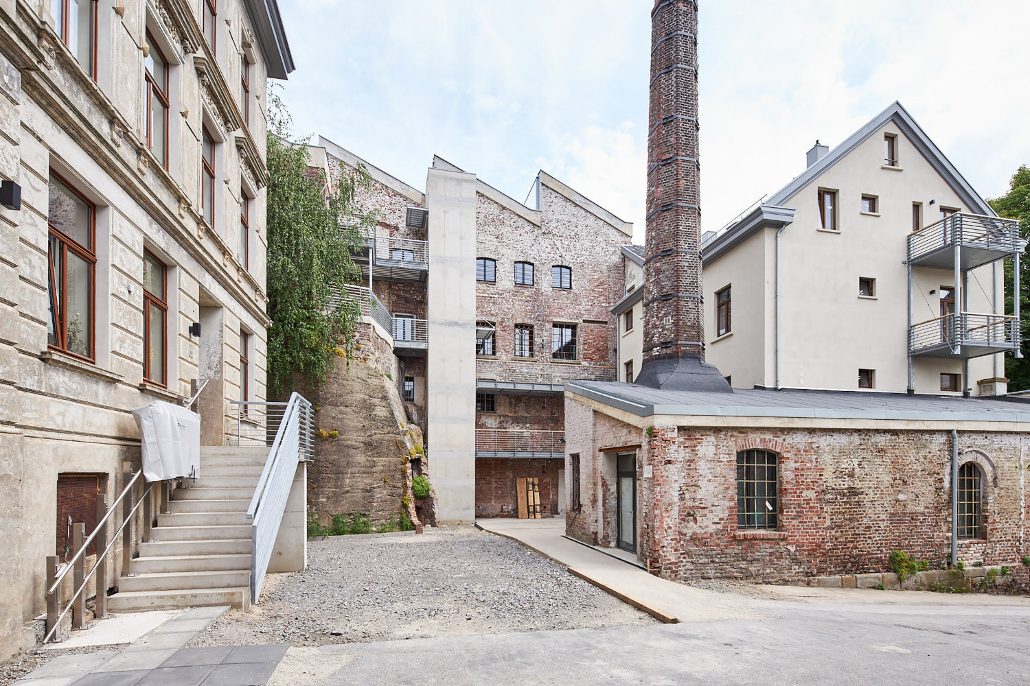 Innenhof mit alter Fabrik und Schornstein