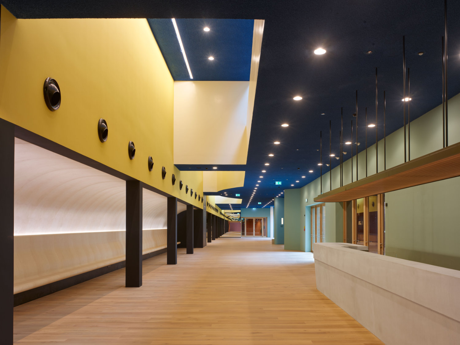 Foyer Volkstheater München mit gelber und blauer Decke