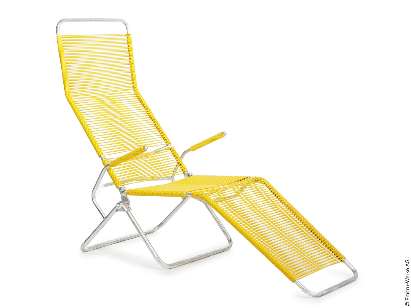 Liegestuhl aus Metall mit gelben Strippen