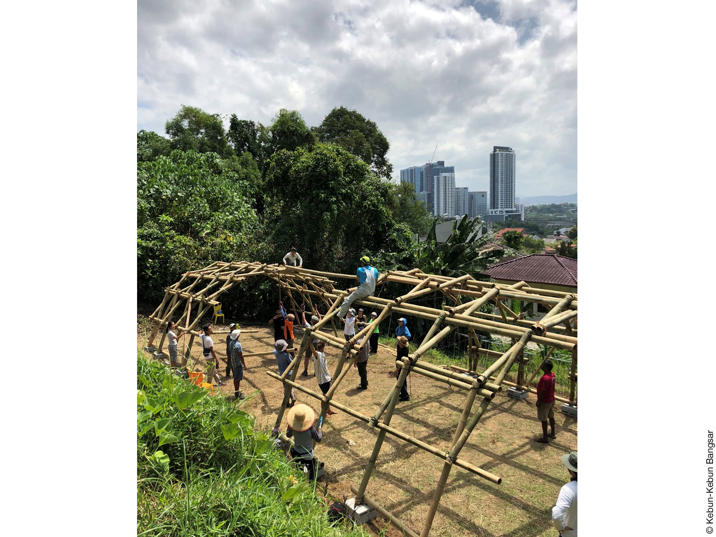 Bauarbeiter an einem Bambusgebäude