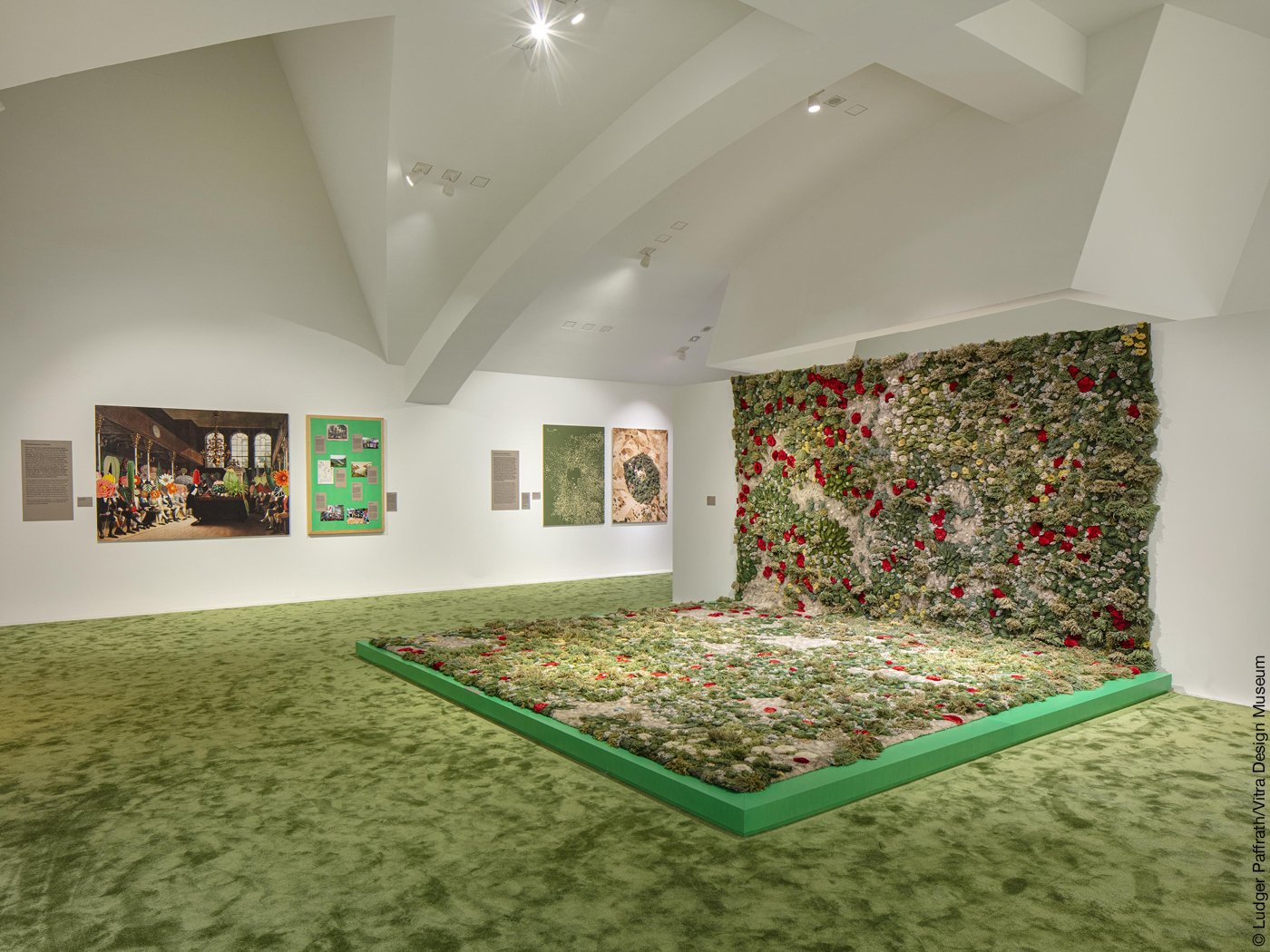 Ausstellungsraum mit grünem Teppich