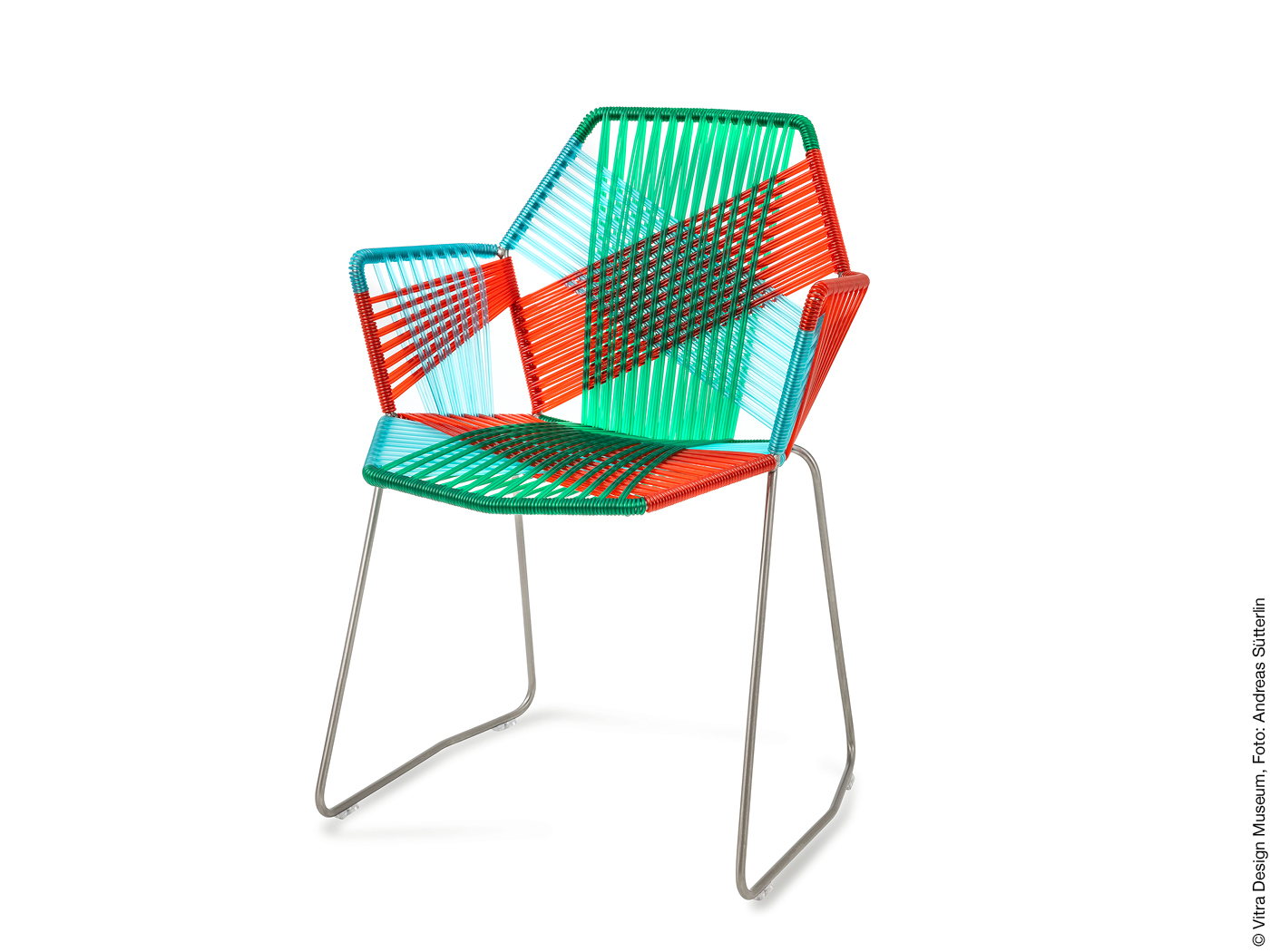 Stuhl aus grünen und roten Strippen