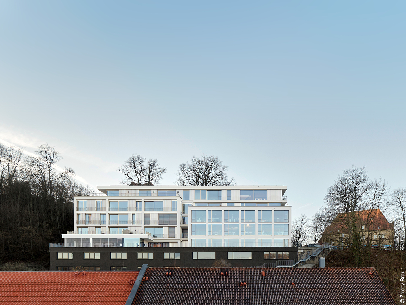 Landratsamt Tübingen nach dem Umbau zum Wohnhaus mit heller Fassade und großen Fenstern