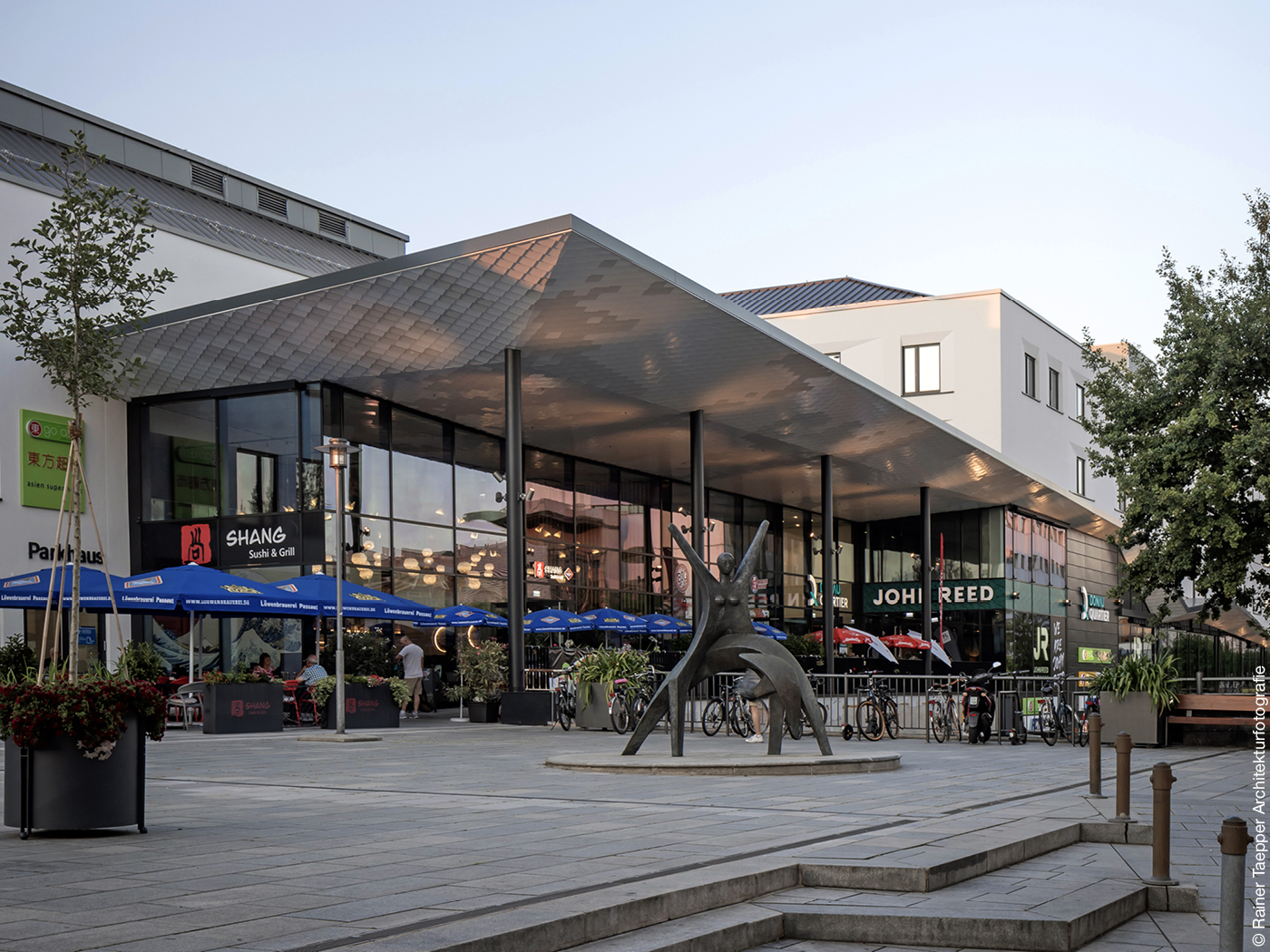 Shopping Center Donauquartier nach dem Umbau mit Glasfassade und Restaurant.