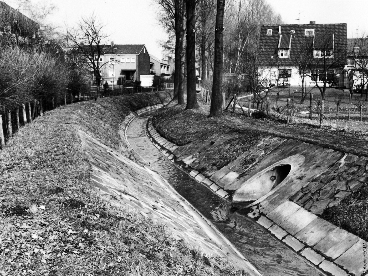 Die kanalisierte Emscher im Dortmunder Stadtteil Sölde im Jahr 197