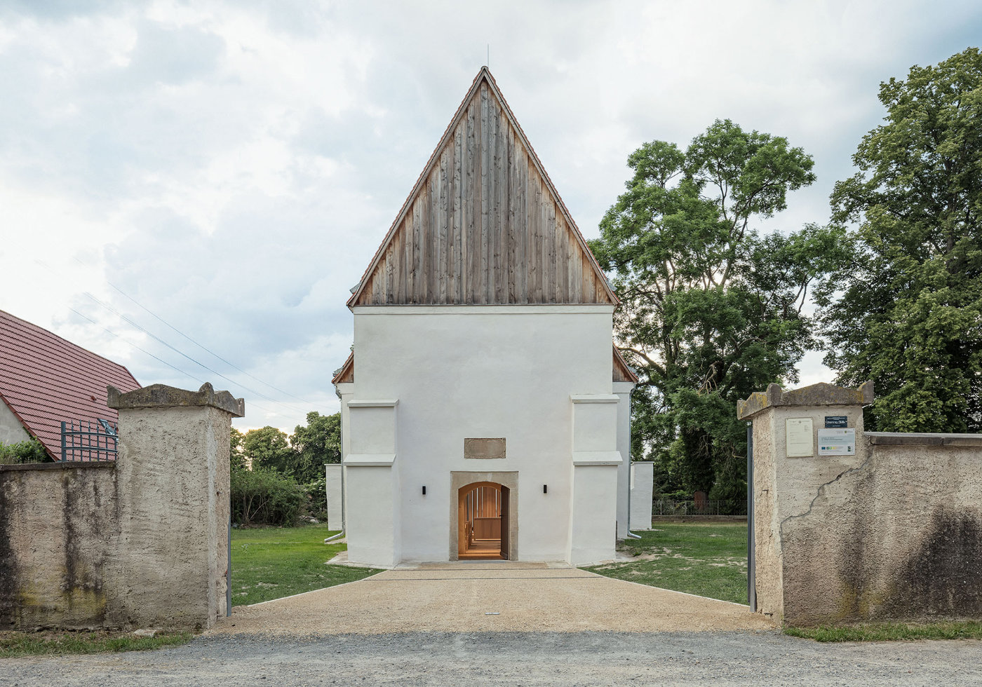 Kleine weiße Kirche mit spitzem Giebel aus Holz